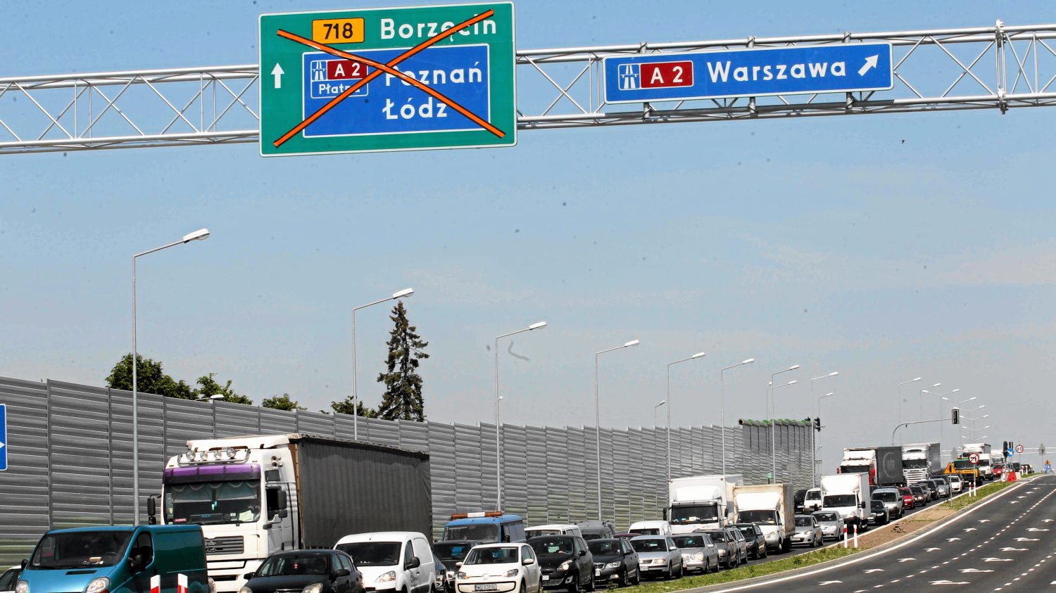 Polacy nie gęsi... a jadą gęsiego. Przejechanie odcinka autostrady A2 między Łodzią a Warszawą w planowaną godzinę graniczy z cudem. Kiedy to się zmieni? Sprawdziliśmy to: za wiele lat.