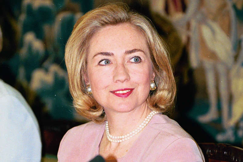 Hillary Clinton w 1996 roku. Wówczas nie była zbyt popularna, a jej fryzura często była obiektem kpin