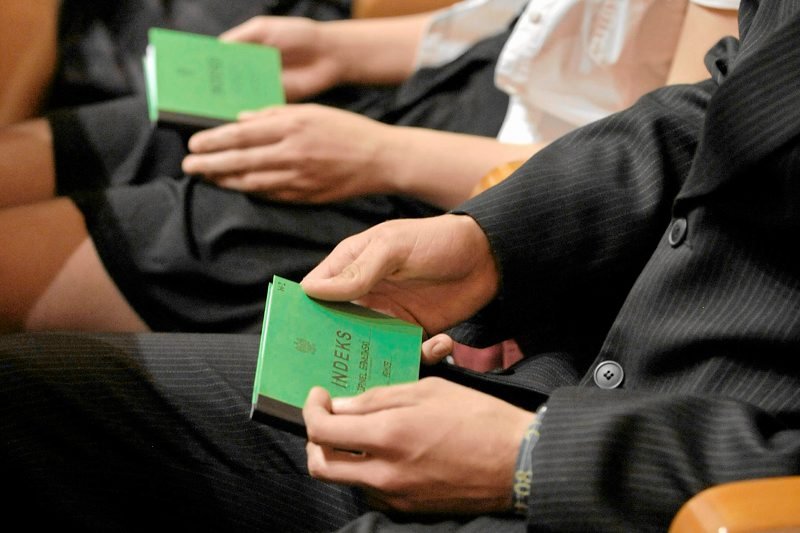 Zarzuty dla rektora i prorektora. Uczelnia miała wystawiać oceny za nic