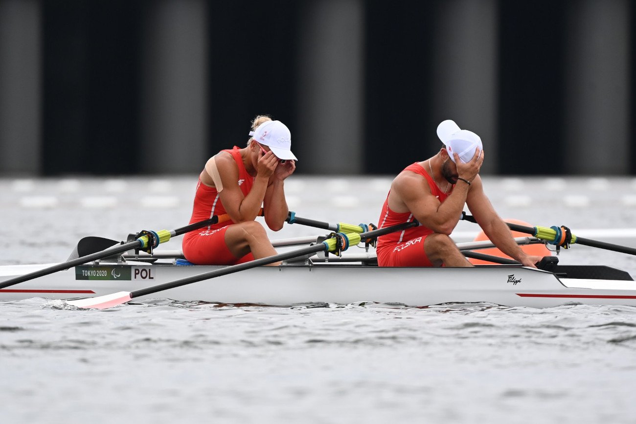 Łzy parawioślarzy Joli Majki i Michała Gadowskiego na mecie po zajęciu szóstego miejsca w Tokio.