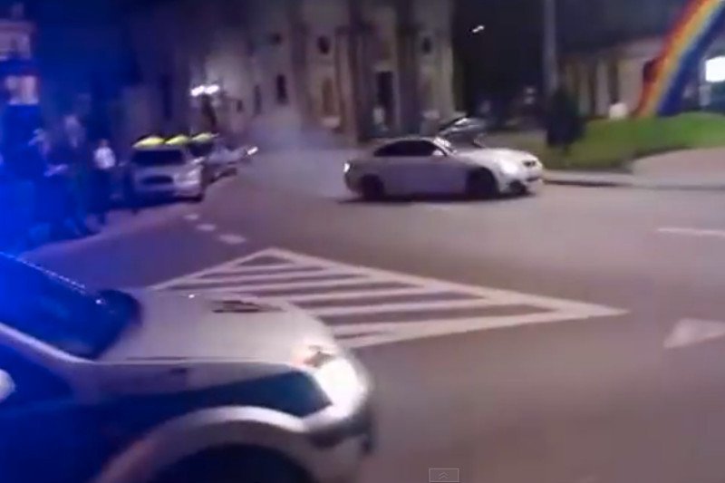 Tym, którzy oglądali wyczyny kierowcy, najwyraźniej się one podobały.