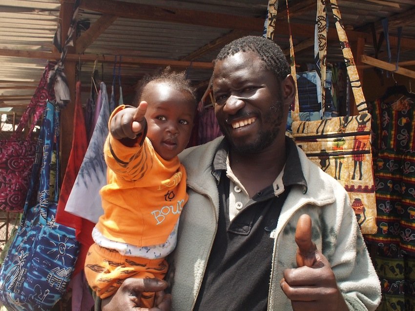 Gambia reklamuje się sloganem: „Smiling Coast”. I rzeczywiście, ludzie tu uśmiechają się szczerze i często. Alberts Market, Banjul.