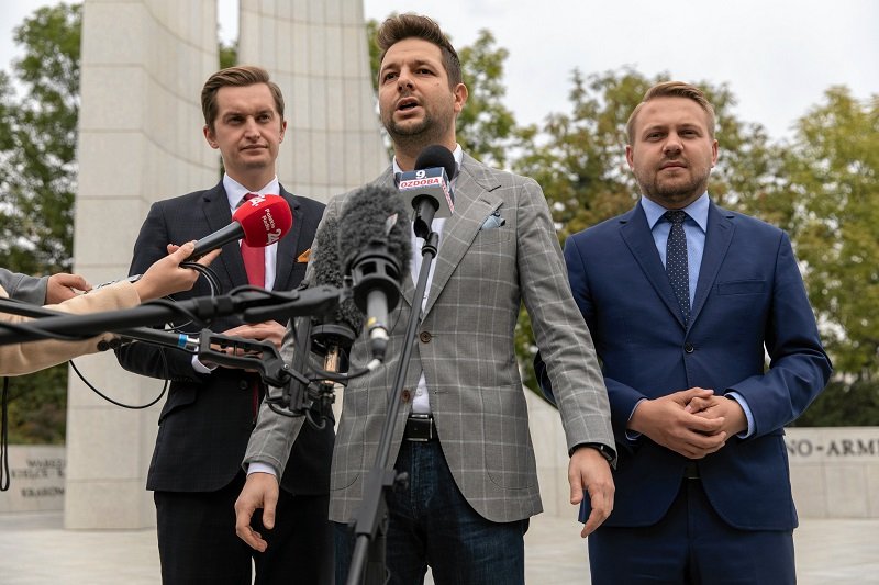 Posłowie startujący z list PiS już złamali swoją pierwszą obietnicę wyborczą.