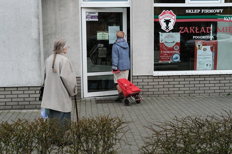 Rząd PiS zaostrza zasady robienia zakupów. Seniorzy mają mieć łatwiej.