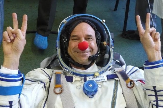 Uliczny grajek założył cyrk, dziś kasuje warszawiaków po 400 zł na przedstawienie. Polska właśnie zachwyca się Cirque du Soleil