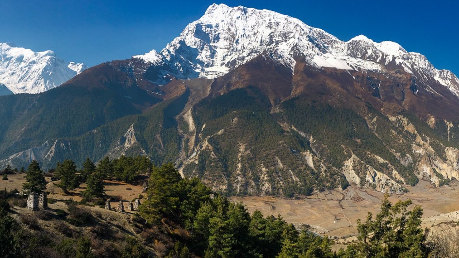 Annapurna Circuit Trek — jeden z najbardziej spektakularnych szlaków turystycznych na świecie.