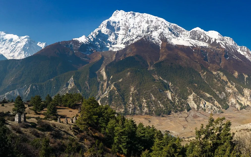 Annapurna Circuit Trek — jeden z najbardziej spektakularnych szlaków turystycznych na świecie.