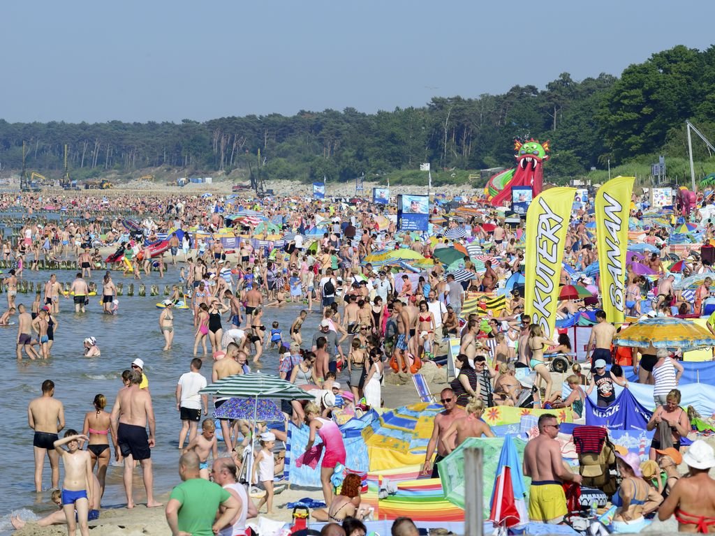Plaża w Ustce przyciągnęła w tym roku tłumy spragnionych wypoczynku.