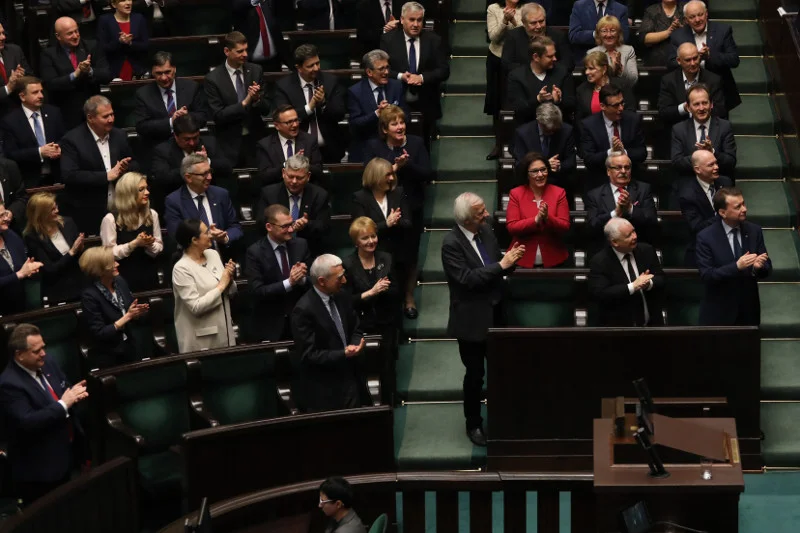 Do kogo prezes PiS wysyłał buziaki? Czy był to ktoś z ław PiS, czy może siedzący dalej? Na razie pozostają tylko spekulacje.