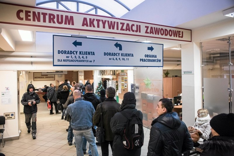 Petenci w kolejce do "posredniaka".  Taki widok odchodzi do przeszłości.