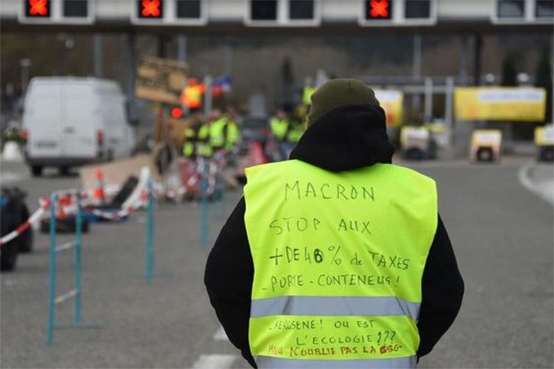 Francuzi są w szoku po śmierci jednego z protestujących, potrąconego przez Polaka.