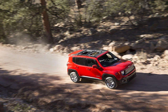 Jeep Renegade wyposażony jest w dwie nowe konfiguracje napędu na cztery koła "Jeep Active Drive" i "Jeep Active Drive Low".