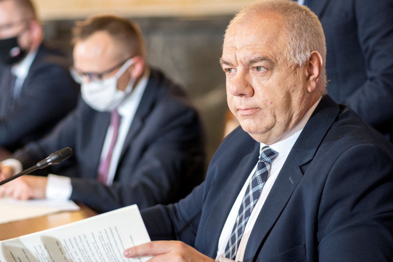 Szwagierka Jacka Sasina, która z rekomendacji marszałka województwa (PiS) zasiada w Radzie Nadzorczej Portu Lotniczego w Lublinie, nie będzie objęta uchwałą sanacyjną.