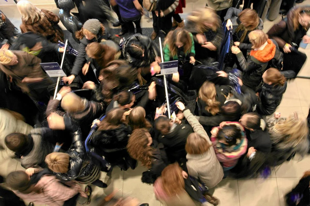 Warszawa. O godzinie 9.00 uruchomiono sprzedaż ubrań z kolekcji Jimmy Choo for H&M. Tłumy czekały przed sklepem od 5 rano.