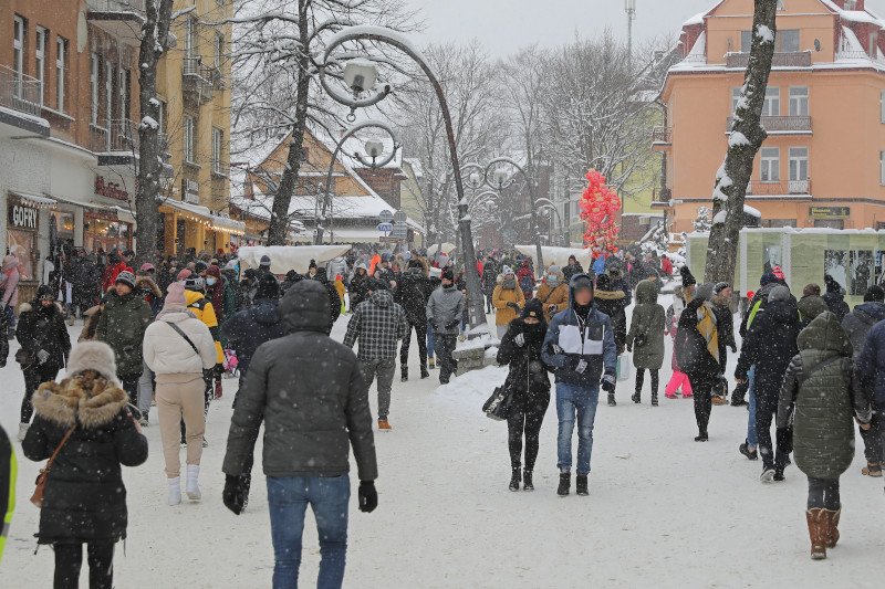 W pierwszy weekend po otwarciu stoków i hoteli Zakopane przeżywało oblężenie.