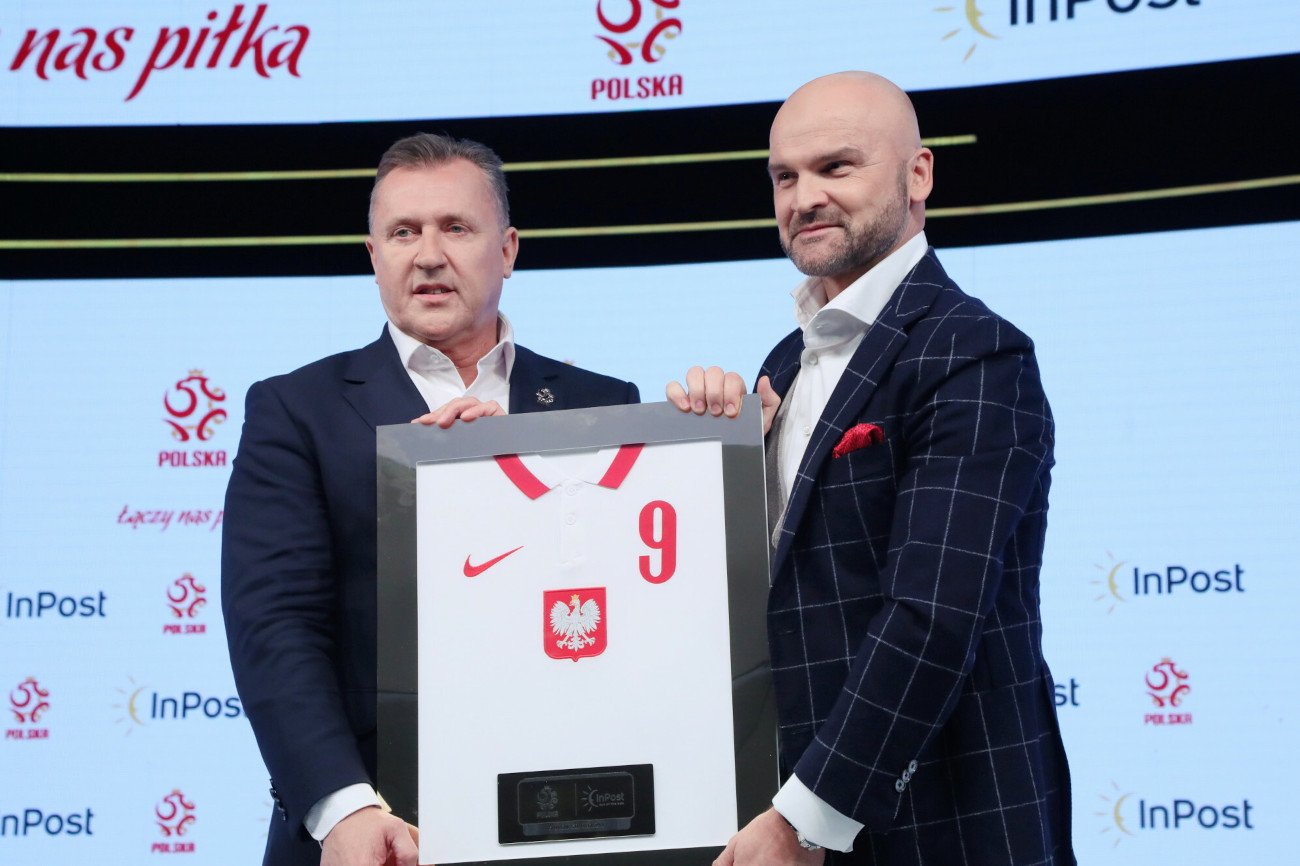 Prezes Polskiego Związku Piłki Nożnej Cezary Kulesza oraz szef InPostu Rafał Brzoska - podczas oficjalnej konferencji.