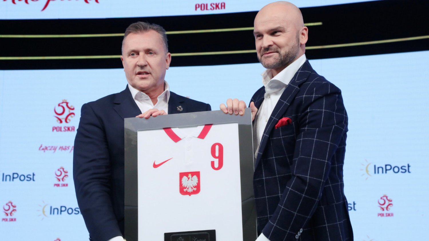 Prezes Polskiego Związku Piłki Nożnej Cezary Kulesza oraz szef InPostu Rafał Brzoska - podczas oficjalnej konferencji.