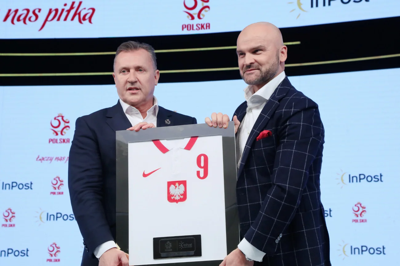 Prezes Polskiego Związku Piłki Nożnej Cezary Kulesza oraz szef InPostu Rafał Brzoska - podczas oficjalnej konferencji.