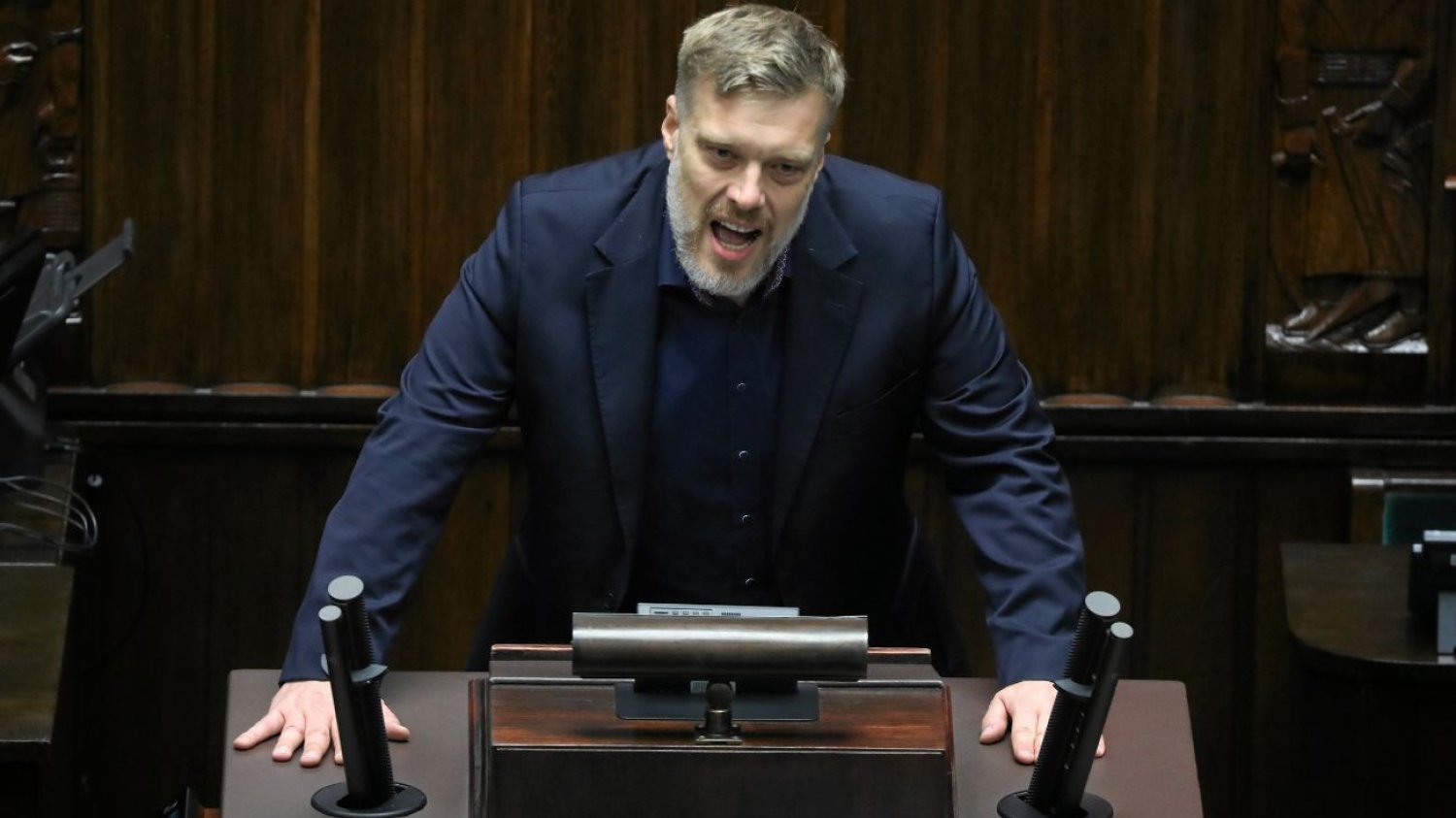 Zandberg grzmi z mównicy sejmowej. Tak mówił o Tusku i Koalicji. Adrian Zandberg grzmi w Sejmie. Tak mówił o Tusku i Koalicji.