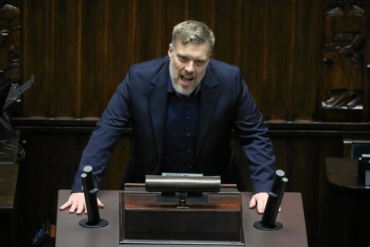Adrian Zandberg grzmi w Sejmie. Tak mówił o Tusku i Koalicji.