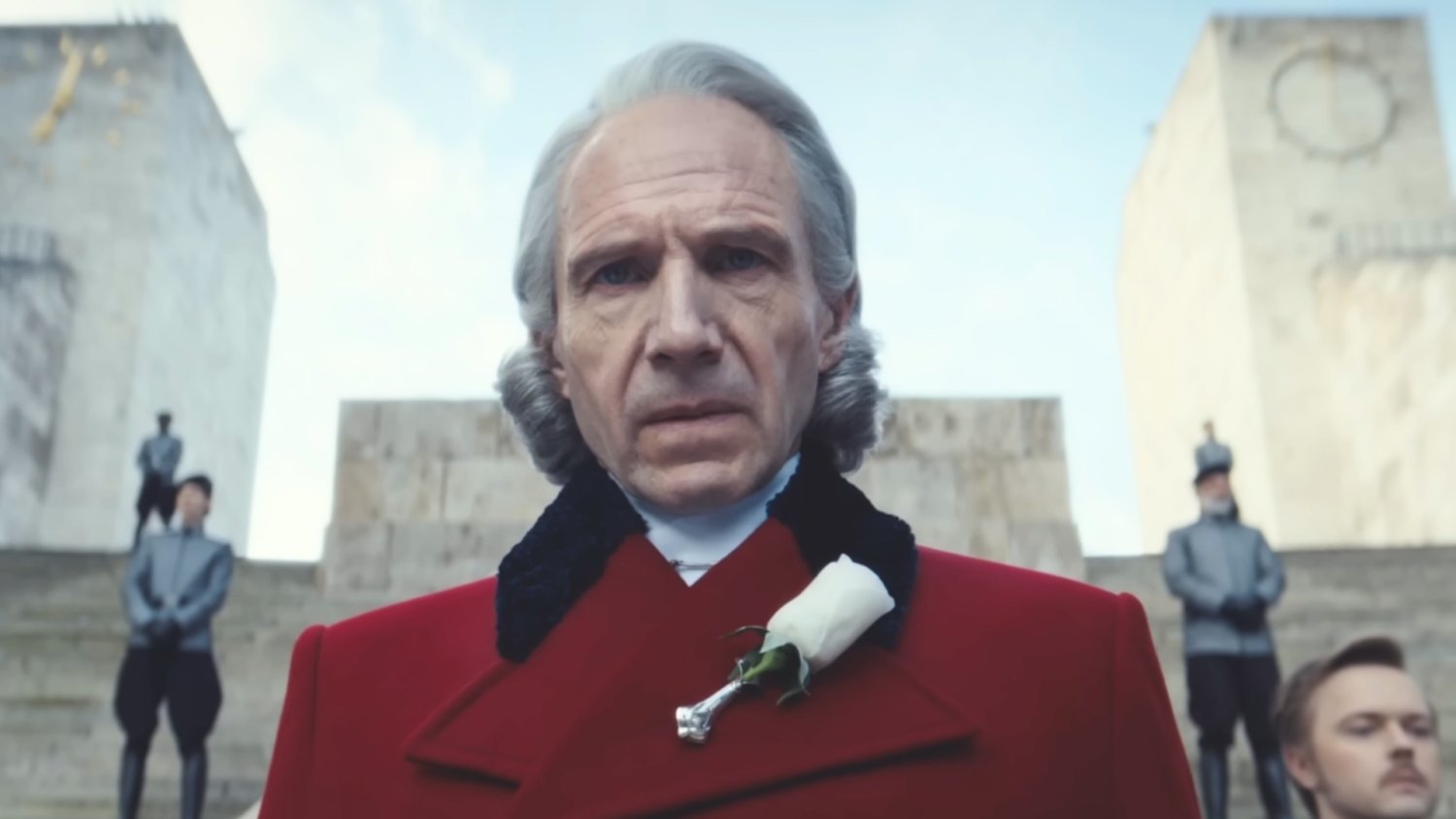 Ralph Fiennes w "Igrzyskach śmierci" wkurzył fanów. Aż pokłócili się o zwiastun Ralph Fiennes jako prezydent Snow w filmie "Igrzyska śmierci: Wschód słońca w dniu dożynek"