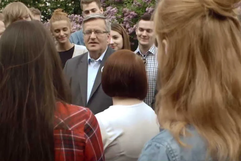 W nowym spocie Bronisława Komorowskiego przeciwstawia się zmiany przez budowanie i zmiany przez destrukcję.