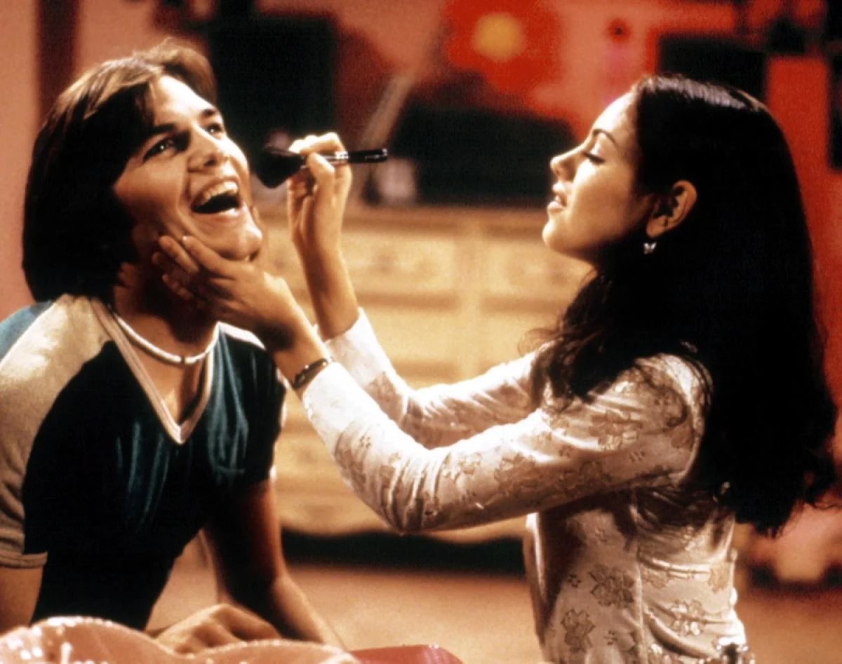 Mila Kunis i Ashton Kutcher na planie serialu „Różowe lata 70.”