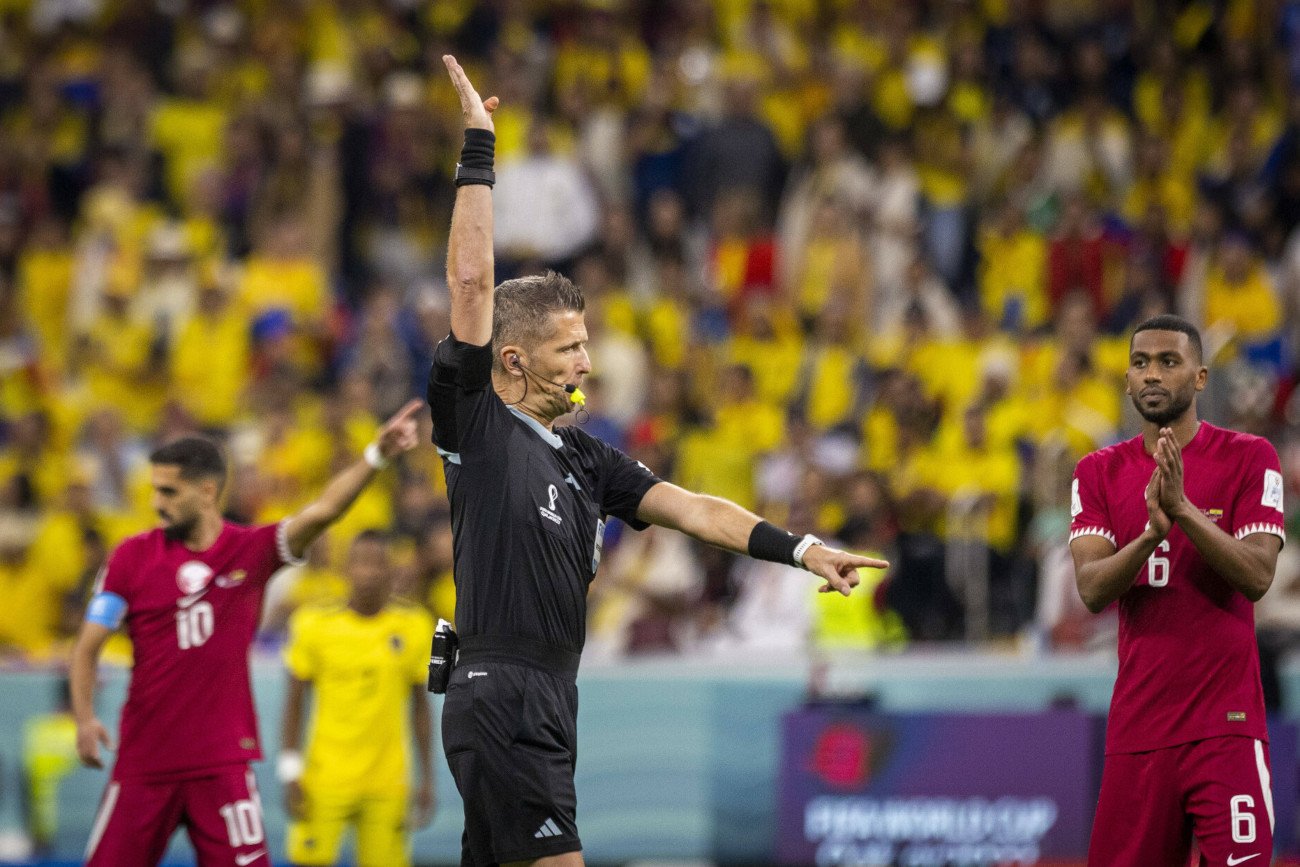 Daniele Orsato po konsultacji z arbitrami w wozie VAR odgwizdał półautomatycznego spalonego przy golu na 1:0.