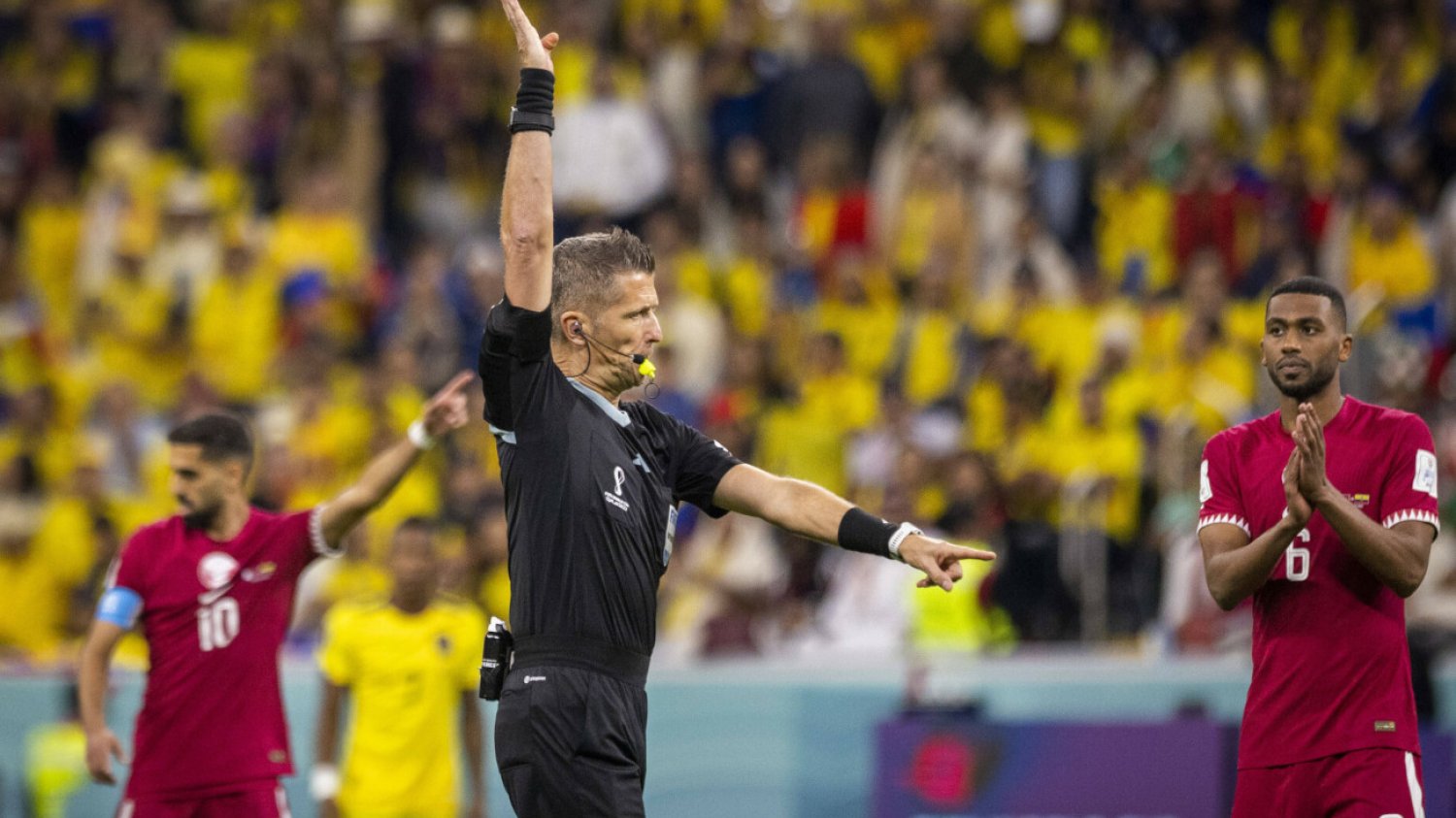 Daniele Orsato po konsultacji z arbitrami w wozie VAR odgwizdał półautomatycznego spalonego przy golu na 1:0.