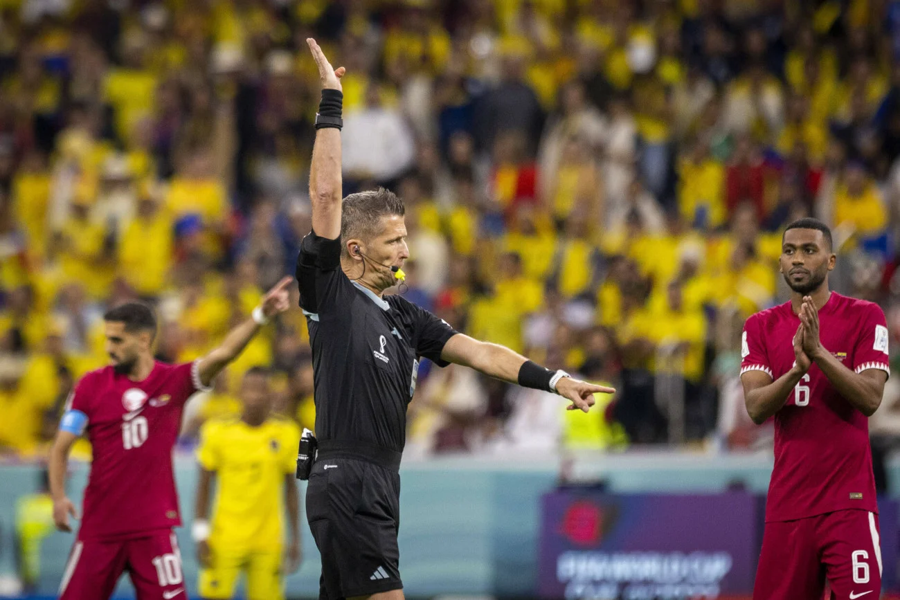 Daniele Orsato po konsultacji z arbitrami w wozie VAR odgwizdał półautomatycznego spalonego przy golu na 1:0.