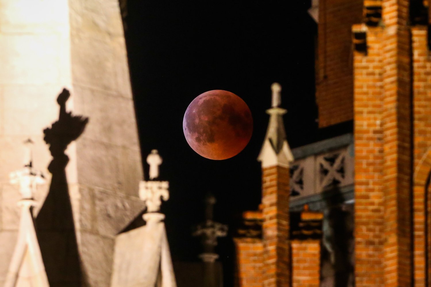 "Krwawy Księżyc" w ten weekend pojawi się nad Polską. To święto dla fanów astronomii