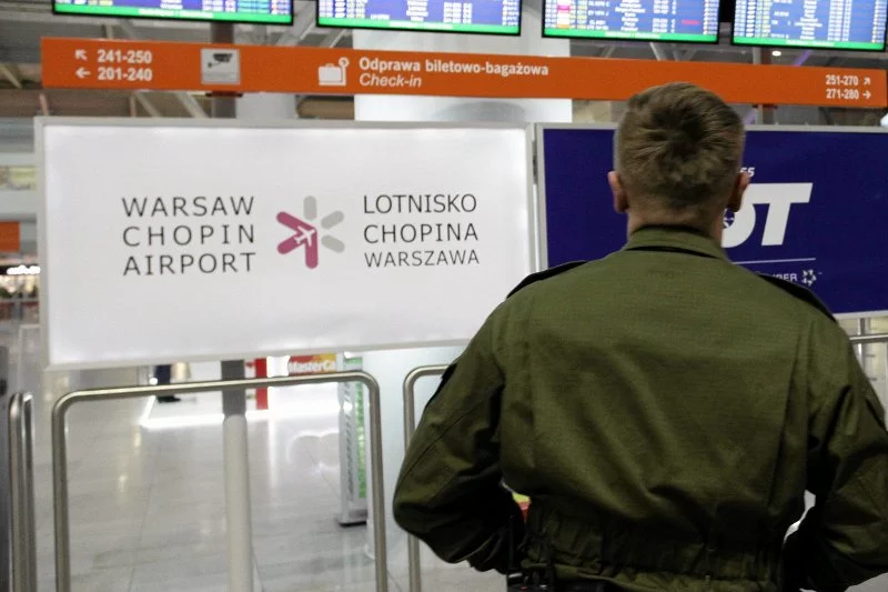 Angolczycy zostali zatrzymani na lotnisku Okęcie i odesłani do Dubaju. Czy postępowano z nimi profesjonalnie?