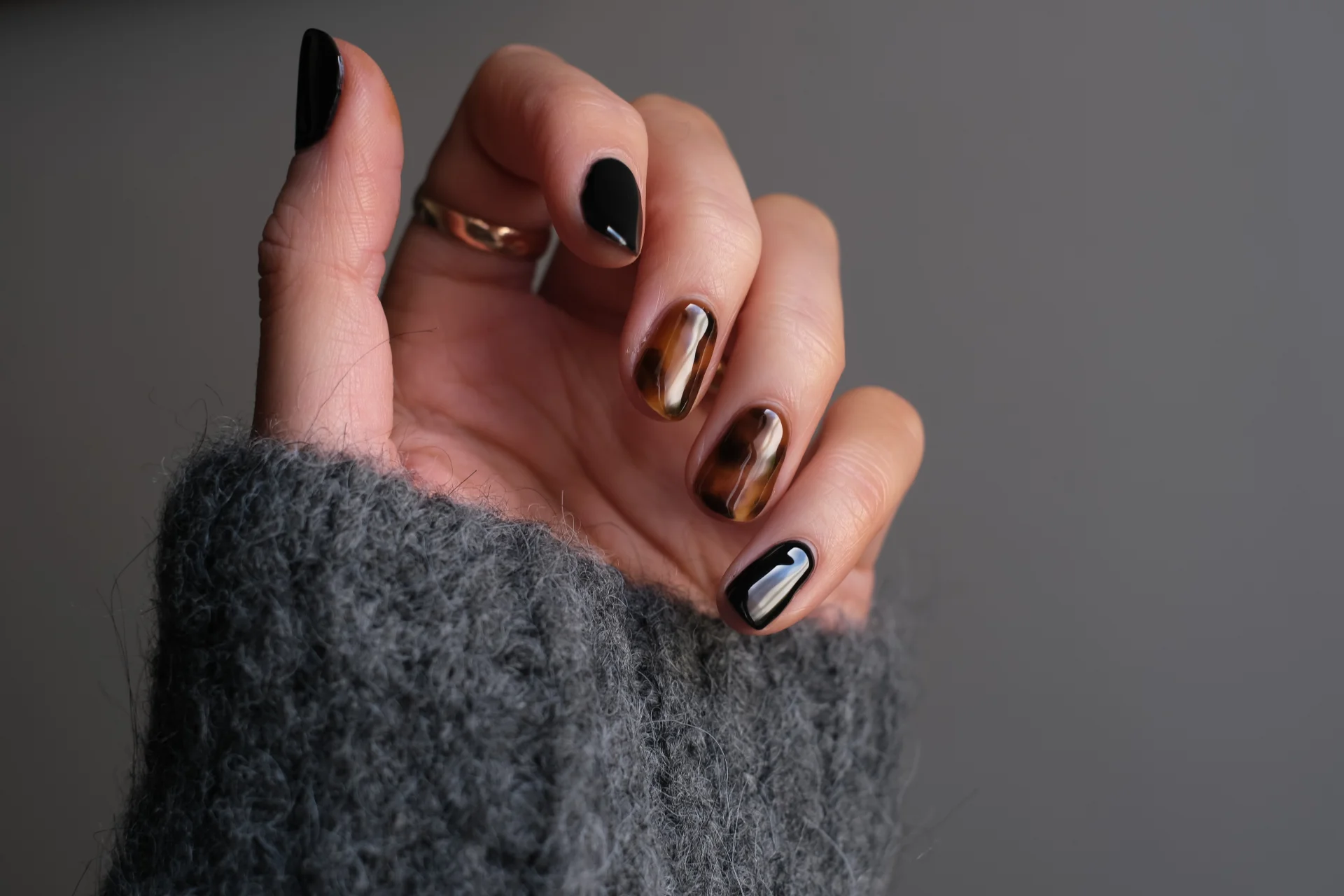 Manicure hybrydowy w domu bywa wyzwaniem, zabawą, ale i problemem. Wszystko zależy od "manikiurzystki" (zdjęcie ilustracyjne)