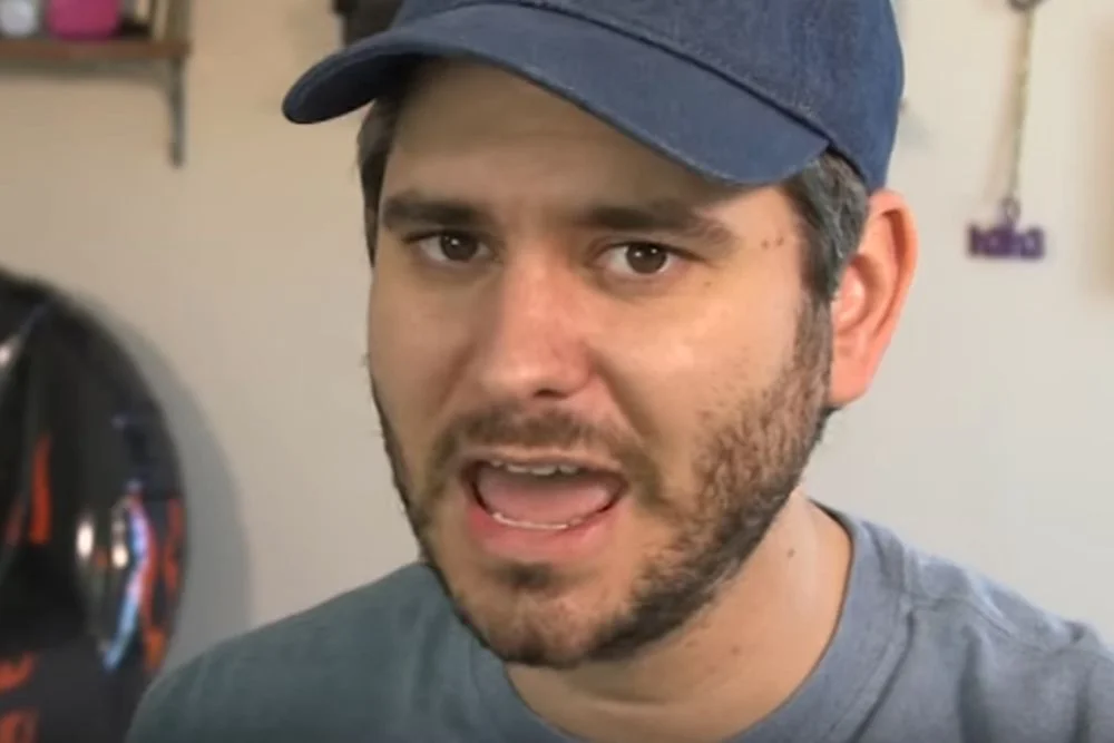 Ethan Klein, to amerykański youtuber, który w ostrych słowach podsumował działalność Jakóbiaka.