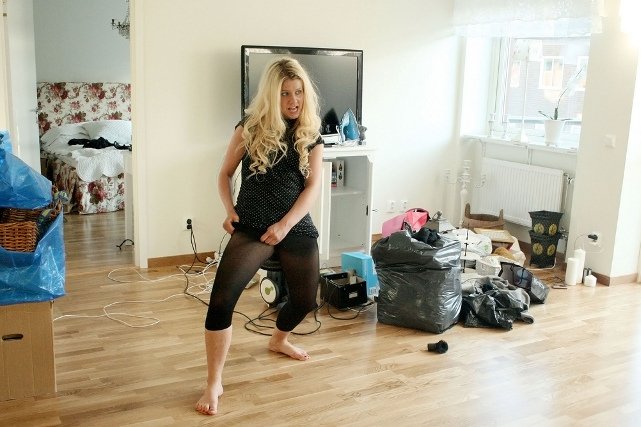 Tej pani chyba bardzo zależy na "wbiciu" się w ukochane legginsy. Tylko czy aby na pewno jej pasują?