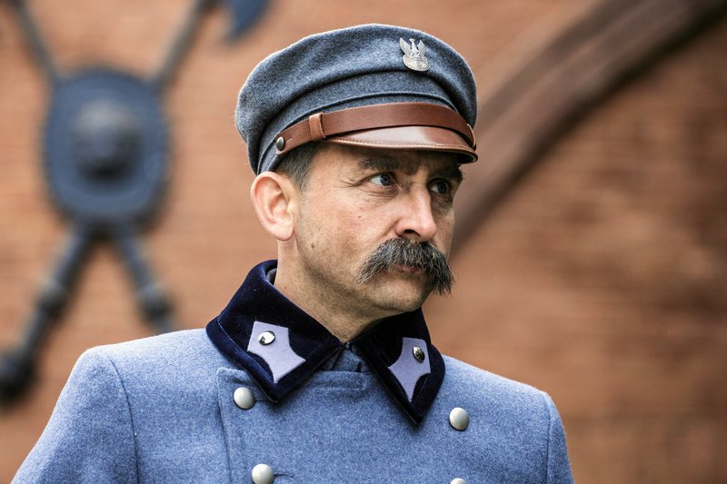 W postać marszałka Piłsudskiego wcielił się Borys Szyc.