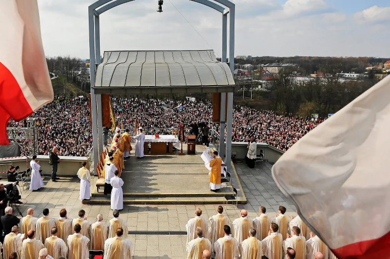 Powołań jest coraz mniej, ale kościoły  w Polsce wciąż są pełne ludzi