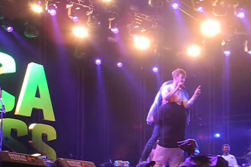 Występ Damona Albarna i grupy Africa Express Project zakończył się po przeszło pięciu godzinach zniesieniem wokalisty ze sceny.