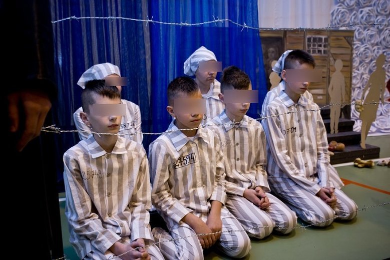 Zdjęcie z przedstawienia szkolnego w Łabuniach, które odbyło się 10 grudnia.