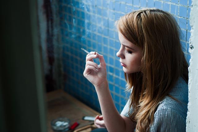 Australijska młodzież wciąż chętnie sięga po papierosy – nawet te w jednolitych opakowaniach, które miały zniechęcać do palenia.