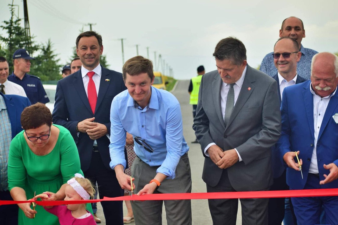 Otwarcie drogi zbudowanej w ramach Polskiego Ładu w Święcicy, gmina Wierzbica, z udziałem wiceministra Sebastiana Kalety.
