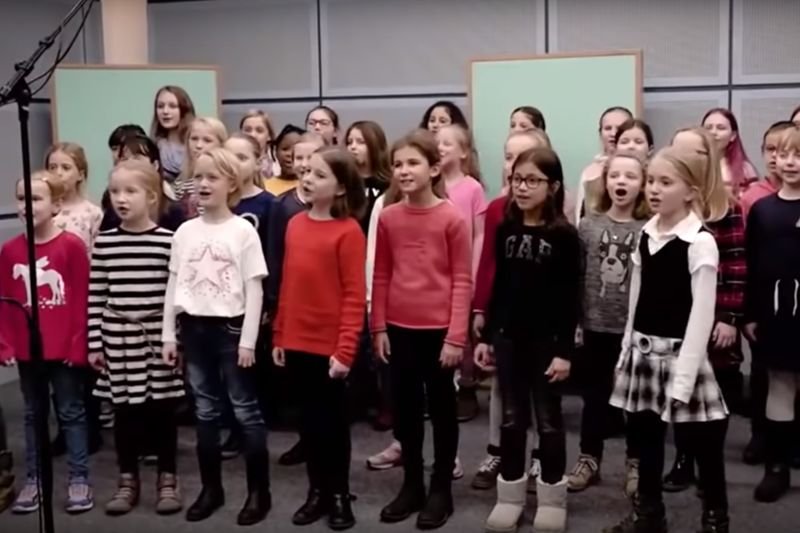 Chór pełen dziewczynek wykonał piosenkę "Moja babcia to stara ekologiczna świnia".