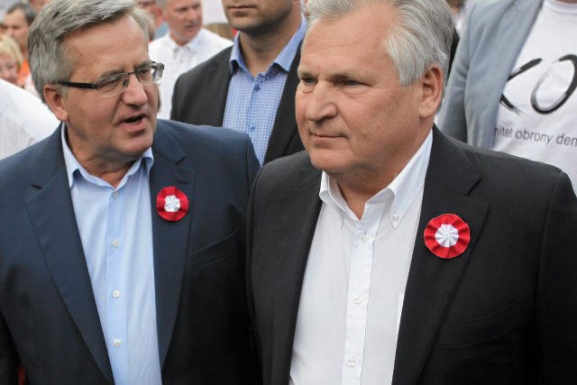 Aleksander Kwaśniewski obwinia  m.in. Bronisława Komorowskiego za zwycięstwo PiS. Na zdjęciu obaj podczas marszu KOD "Wszyscy dla wolności"