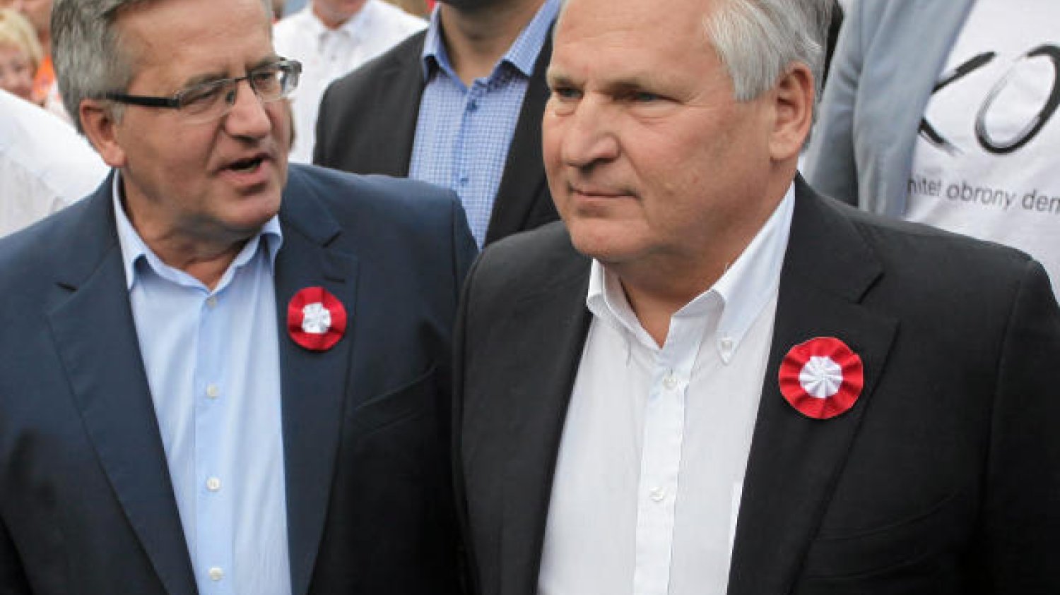 Aleksander Kwaśniewski obwinia m.in. Bronisława Komorowskiego za zwycięstwo PiS. Na zdjęciu obaj podczas marszu KOD "Wszyscy dla wolności"