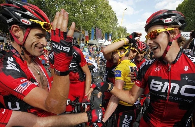 Ekipa BMC cieszy się po wygraniu Tour de France 2011. Przed sezonem 2012 kupiono największe gwiazdy peletonu, ale wyniki nie są już takie dobre.