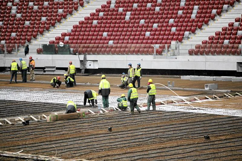 Na Narodowym prezentowali się już robotnicy. Piłkarze jak dotąd nie mieli okazji