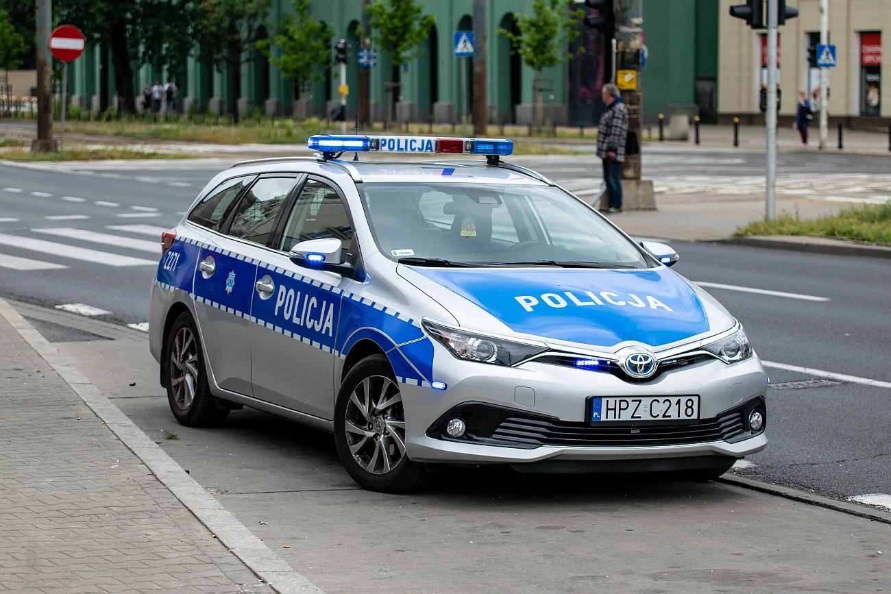 Kontrola drogowa, choć pozwala funkcjonariuszom policji zatrzymać pojazd praktycznie z dowolnego powodu, rządzi się prawami, które obowiązują obie strony. Oto najważniejsze zasady kontroli drogowej przeprowadzanej w Polsce
