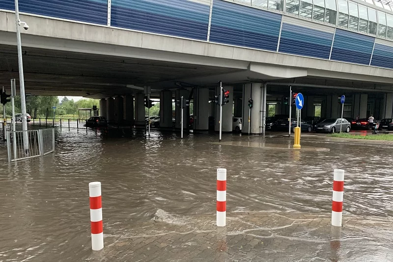 Zalane ulice w Warszawie.