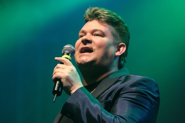 Zenek Martyniuk to dzisiaj sprawny biznesmen, pozujący na "chłopaka z sąsiedztwa".