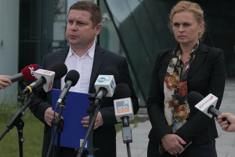 Grzegorz Wójtowicz i Barbara Nowacka złożyli w SN protest wyborczy w imieniu KO. Jednym z zarzutów jest stronniczość TVP, która faworyzowała Andrzeja Dudę i oczerniała Rafała Trzaskowskiego.